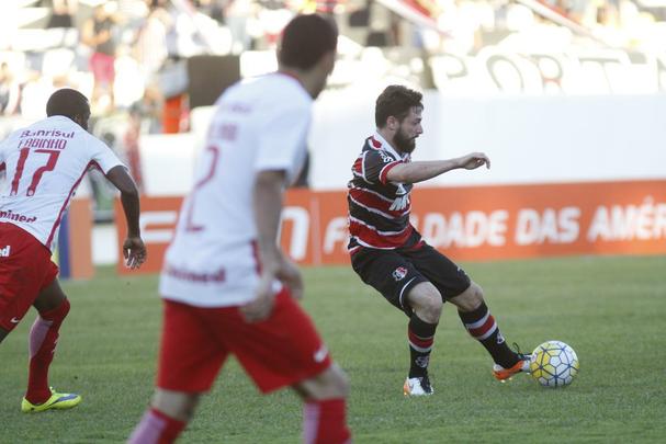 Com pior retrospecto nas ltimas cinco rodadas da competio, Santa Cruz e Internacional fizeram duelo acirrado e 'dos pressionados' no Arruda