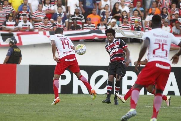 Com pior retrospecto nas ltimas cinco rodadas da competio, Santa Cruz e Internacional fizeram duelo acirrado e 'dos pressionados' no Arruda