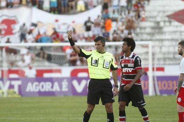 Com pior retrospecto nas ltimas cinco rodadas da competio, Santa Cruz e Internacional fizeram duelo acirrado e 'dos pressionados' no Arruda