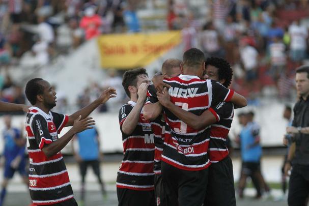 Com pior retrospecto nas ltimas cinco rodadas da competio, Santa Cruz e Internacional fizeram duelo acirrado e 'dos pressionados' no Arruda