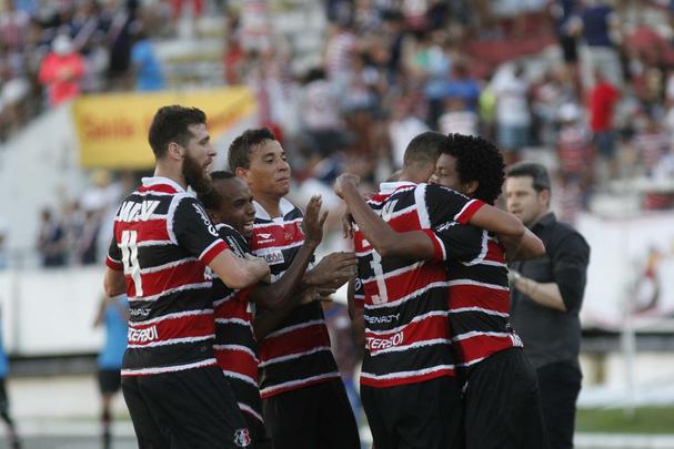 Com pior retrospecto nas ltimas cinco rodadas da competio, Santa Cruz e Internacional fizeram duelo acirrado e 'dos pressionados' no Arruda