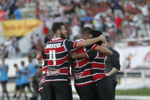 Com pior retrospecto nas ltimas cinco rodadas da competio, Santa Cruz e Internacional fizeram duelo acirrado e 'dos pressionados' no Arruda