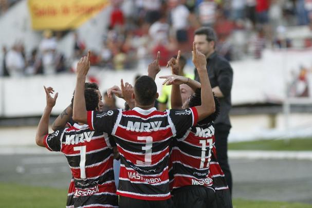 Com pior retrospecto nas ltimas cinco rodadas da competio, Santa Cruz e Internacional fizeram duelo acirrado e 'dos pressionados' no Arruda