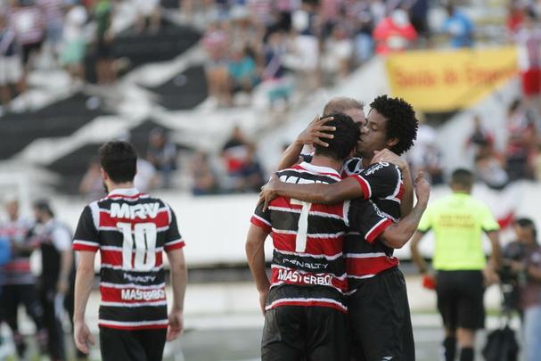 Com pior retrospecto nas ltimas cinco rodadas da competio, Santa Cruz e Internacional fizeram duelo acirrado e 'dos pressionados' no Arruda