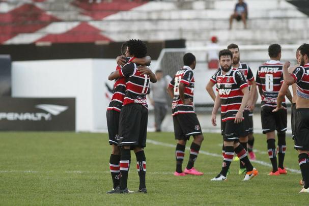 Com pior retrospecto nas ltimas cinco rodadas da competio, Santa Cruz e Internacional fizeram duelo acirrado e 'dos pressionados' no Arruda