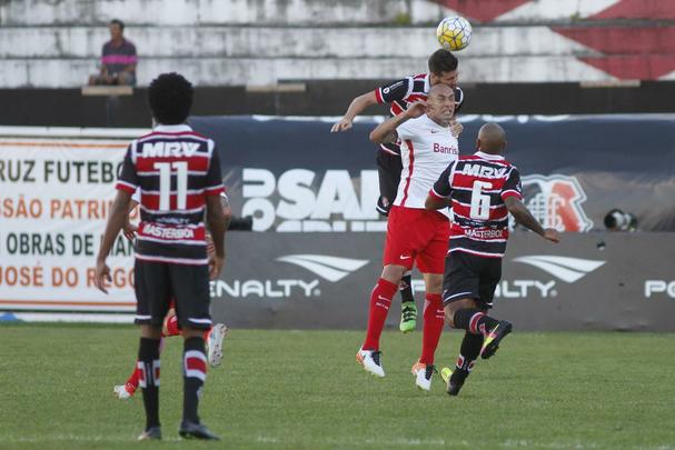 Com pior retrospecto nas ltimas cinco rodadas da competio, Santa Cruz e Internacional fizeram duelo acirrado e 'dos pressionados' no Arruda