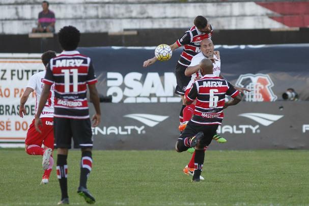 Com pior retrospecto nas ltimas cinco rodadas da competio, Santa Cruz e Internacional fizeram duelo acirrado e 'dos pressionados' no Arruda