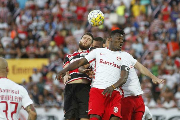 Com pior retrospecto nas últimas cinco rodadas da competição, Santa Cruz e Internacional fizeram duelo acirrado e 'dos pressionados' no Arruda