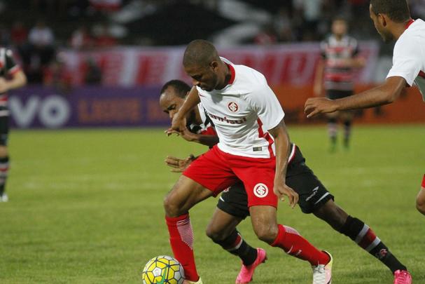 Com pior retrospecto nas últimas cinco rodadas da competição, Santa Cruz e Internacional fizeram duelo acirrado e 'dos pressionados' no Arruda