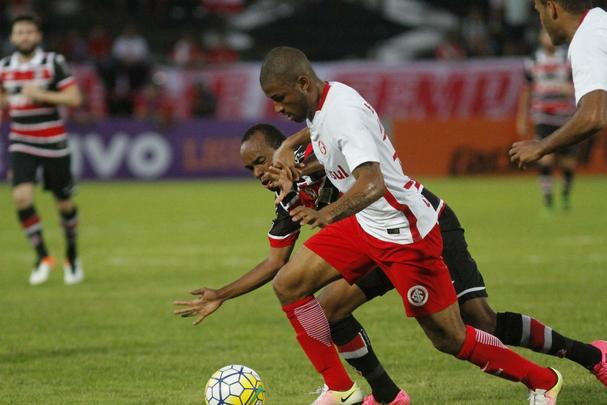 Com pior retrospecto nas últimas cinco rodadas da competição, Santa Cruz e Internacional fizeram duelo acirrado e 'dos pressionados' no Arruda