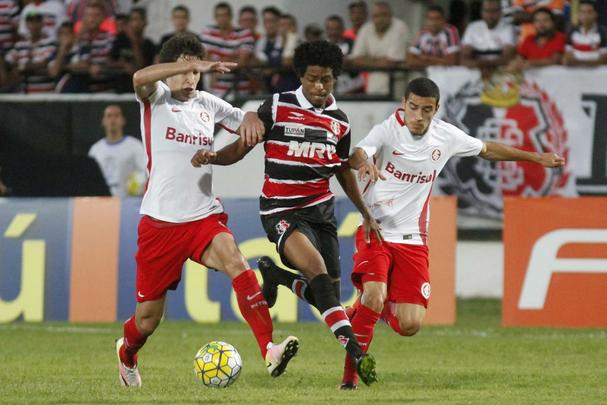 Com pior retrospecto nas últimas cinco rodadas da competição, Santa Cruz e Internacional fizeram duelo acirrado e 'dos pressionados' no Arruda