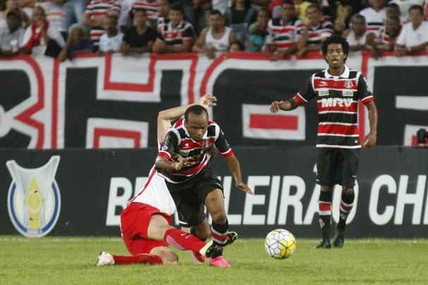 Com pior retrospecto nas últimas cinco rodadas da competição, Santa Cruz e Internacional fizeram duelo acirrado e 'dos pressionados' no Arruda