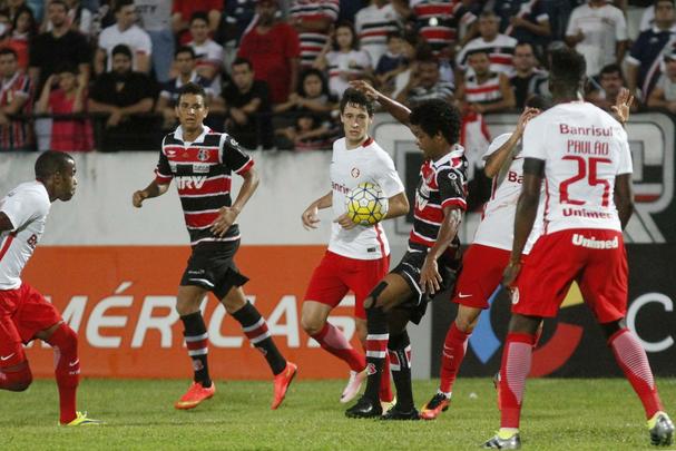 Com pior retrospecto nas últimas cinco rodadas da competição, Santa Cruz e Internacional fizeram duelo acirrado e 'dos pressionados' no Arruda