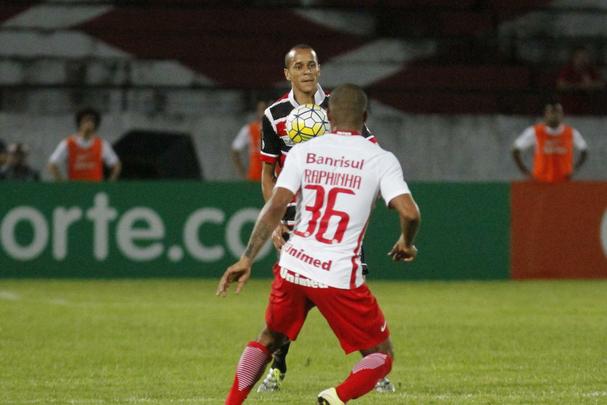 Com pior retrospecto nas últimas cinco rodadas da competição, Santa Cruz e Internacional fizeram duelo acirrado e 'dos pressionados' no Arruda