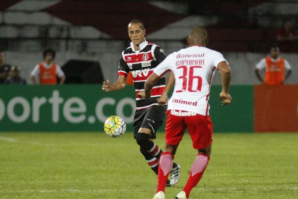 Com pior retrospecto nas últimas cinco rodadas da competição, Santa Cruz e Internacional fizeram duelo acirrado e 'dos pressionados' no Arruda