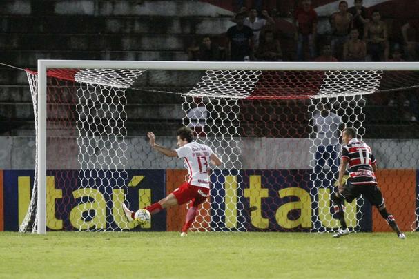 Com pior retrospecto nas últimas cinco rodadas da competição, Santa Cruz e Internacional fizeram duelo acirrado e 'dos pressionados' no Arruda