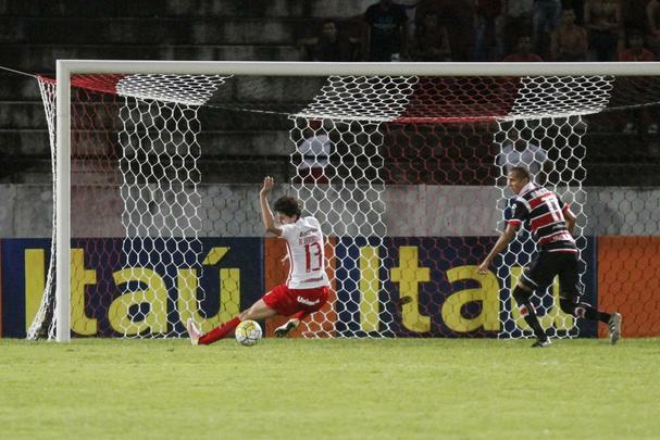 Com pior retrospecto nas últimas cinco rodadas da competição, Santa Cruz e Internacional fizeram duelo acirrado e 'dos pressionados' no Arruda