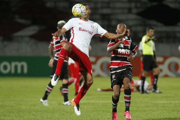 Com pior retrospecto nas últimas cinco rodadas da competição, Santa Cruz e Internacional fizeram duelo acirrado e 'dos pressionados' no Arruda