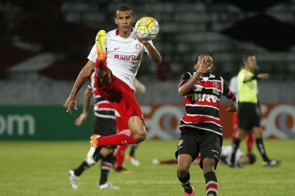 Com pior retrospecto nas últimas cinco rodadas da competição, Santa Cruz e Internacional fizeram duelo acirrado e 'dos pressionados' no Arruda