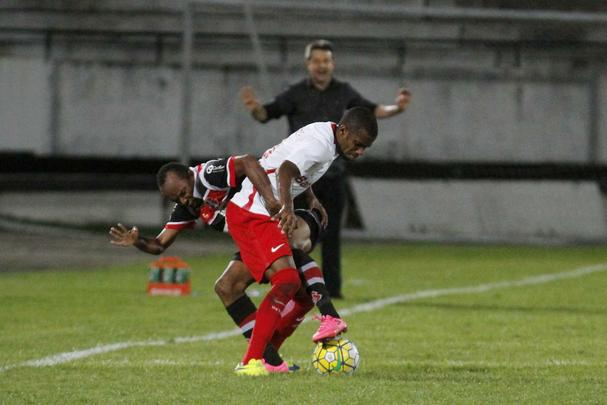 Com pior retrospecto nas últimas cinco rodadas da competição, Santa Cruz e Internacional fizeram duelo acirrado e 'dos pressionados' no Arruda