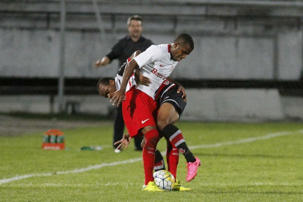 Com pior retrospecto nas últimas cinco rodadas da competição, Santa Cruz e Internacional fizeram duelo acirrado e 'dos pressionados' no Arruda