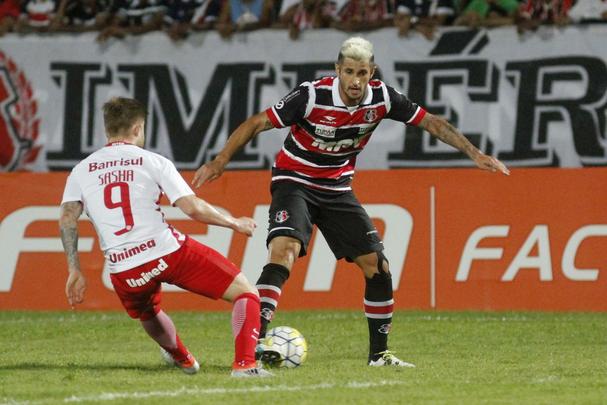 Com pior retrospecto nas últimas cinco rodadas da competição, Santa Cruz e Internacional fizeram duelo acirrado e 'dos pressionados' no Arruda