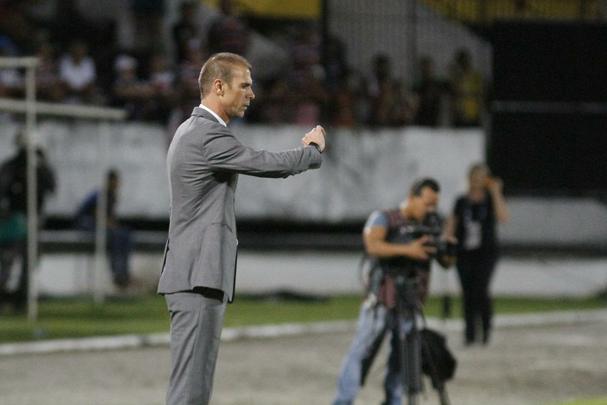 Com pior retrospecto nas últimas cinco rodadas da competição, Santa Cruz e Internacional fizeram duelo acirrado e 'dos pressionados' no Arruda