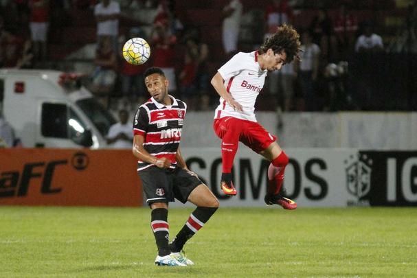 Com pior retrospecto nas últimas cinco rodadas da competição, Santa Cruz e Internacional fizeram duelo acirrado e 'dos pressionados' no Arruda