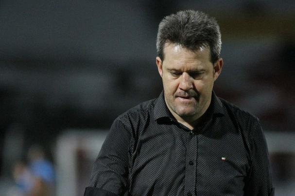 Com pior retrospecto nas últimas cinco rodadas da competição, Santa Cruz e Internacional fizeram duelo acirrado e 'dos pressionados' no Arruda