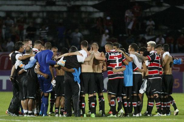 Com pior retrospecto nas últimas cinco rodadas da competição, Santa Cruz e Internacional fizeram duelo acirrado e 'dos pressionados' no Arruda
