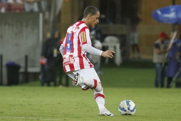 O ano de 2015 ainda reservaria outra grande perda pelo problema de ligamentos. Titular absoluto e uma das grandes lideranças do time alvirrubro, o volante João Ananias rompeu o ligamento cruzado anterior do joelho esquerdo na partida contra o Paraná, na reta final da Série B. Só em junho deste ano - após um tratamento que durou sete meses - João Ananias pôde retornar aos gramados.