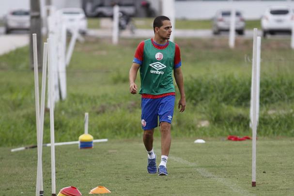 O ano de 2015 ainda reservaria outra grande perda pelo problema de ligamentos. Titular absoluto e uma das grandes lideranças do time alvirrubro, o volante João Ananias rompeu o ligamento cruzado anterior do joelho esquerdo na partida contra o Paraná, na reta final da Série B. Só em junho deste ano - após um tratamento que durou sete meses - João Ananias pôde retornar aos gramados.