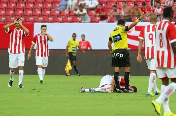 No ano de 2014, dois importantes jogadores sofreram com a ruptura de ligamentos. Um deles foi o meia Pedro Carmona, artilheiro do Náutico na temporada até ali. Em um lance sozinho, no clássico contra o Santa Cruz, ele pisou errado e rompeu os ligamentos colateral lateral e cruzado anterior. Por conta do lance, ficou de fora durante o restante da temporada.