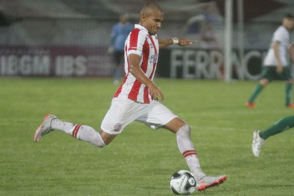 Em 2016, o volante Niel acabou herdando a vaga de titular no time com a saída de Elicarlos para o Figueirense. O atleta da base alvirrubra, porém, durou pouco no time de cima. Uma ruptura do ligamento cruzado anterior do joelho esquerdo o deixa fora dos gramados até o final deste ano.