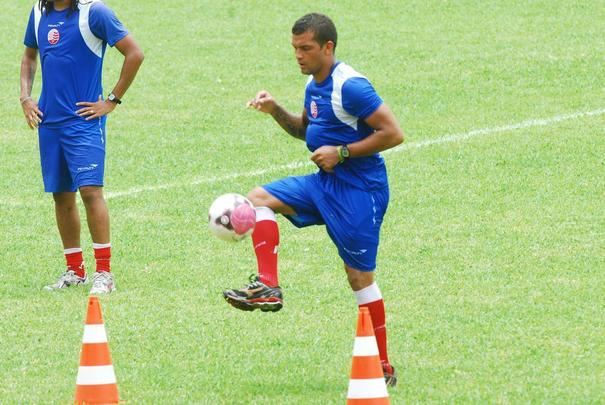 O volante Ramirez, que teve a sua primeira passagem pelo Timbu (em 2010) marcada por lesões, também rompeu o ligamento do joelho em 2012 e ficou de fora do segundo turno da Série A do Brasileiro.