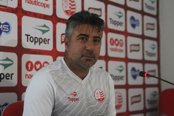 Timbu fez seu ltimo treino antes da viagem para Gois. Tcnico Alexandre Gallo comandou uma movimentao fechada  imprensa. Zagueiro Rafael Pereira, que era dvida para a partida, treinou normalmente com o elenco e no deve ser problema.