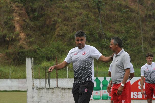 Timbu fez seu ltimo treino antes da viagem para Gois. Tcnico Alexandre Gallo comandou uma movimentao fechada  imprensa. Zagueiro Rafael Pereira, que era dvida para a partida, treinou normalmente com o elenco e no deve ser problema.
