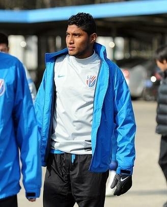 A temporada na Colômbia acabou rendendo ao atacante uma oportunidade no futebol chinês em 2014. O jogador foi contratado pelo Shanghai Shenhua, pelo qual atuou em apenas 9 partidas, sendo 7 como titular e marcando somente um gol.
