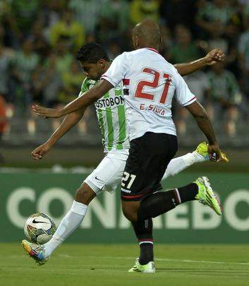 Em 2016, durante uma partida entre Atletico Nacional e Junior Barranquilla, a família do jogador sofreu uma agressão por parte da torcida de seu ex-clube. Ruiz foi responsável pelo segundo gol de sua equipe e acabou substituído ao final do segundo tempo. Pouco depois disso, um torcedor agrediu a um dos familiares de Ruiz que estavam sentados no setor ocidental inferior do estádio. A agressão chegou a ser revidada, mas logo contida pela polícia. A família do jogador teve de ser retirada do estádio.