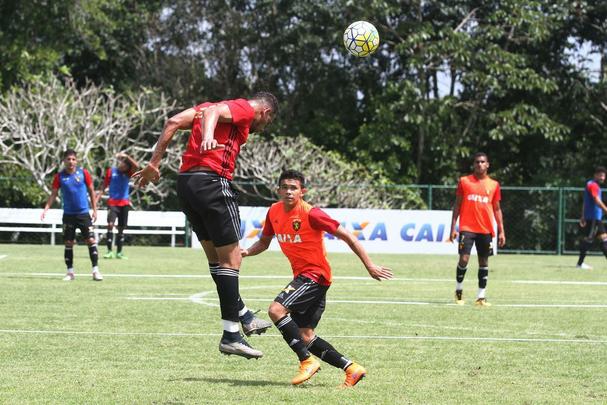 Jogadores do Sport fazem trabalho com bola no Centro de Treinamento do clube