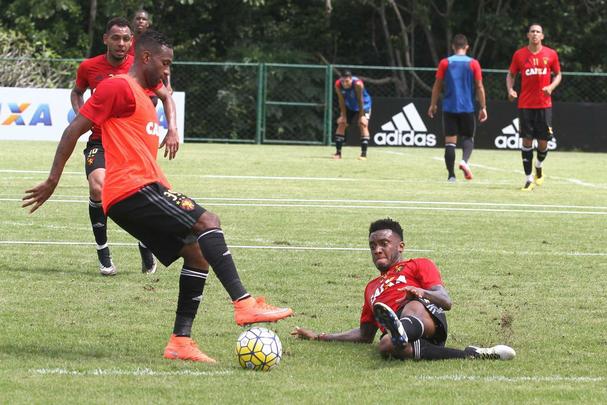Jogadores do Sport fazem trabalho com bola no Centro de Treinamento do clube