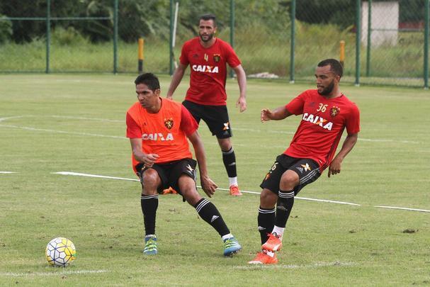 Jogadores do Sport fazem trabalho com bola no Centro de Treinamento do clube