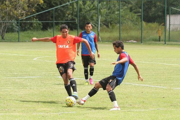 Jogadores do Sport fazem trabalho com bola no Centro de Treinamento do clube