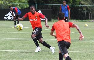 Jogadores do Sport fazem trabalho com bola no Centro de Treinamento do clube