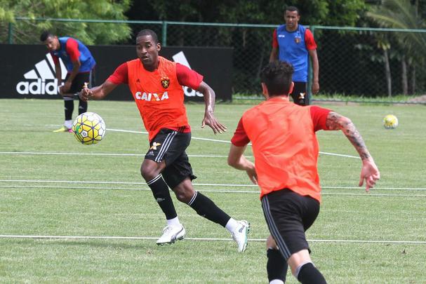 Jogadores do Sport fazem trabalho com bola no Centro de Treinamento do clube