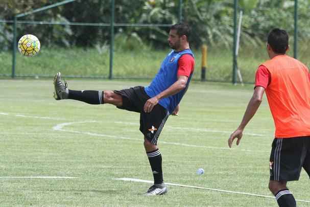 Jogadores do Sport fazem trabalho com bola no Centro de Treinamento do clube