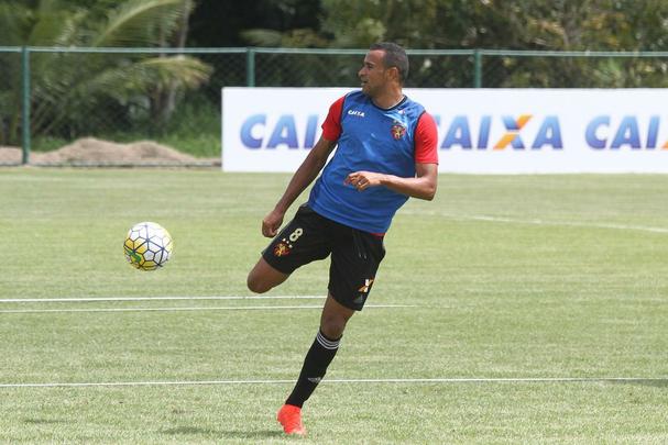Jogadores do Sport fazem trabalho com bola no Centro de Treinamento do clube