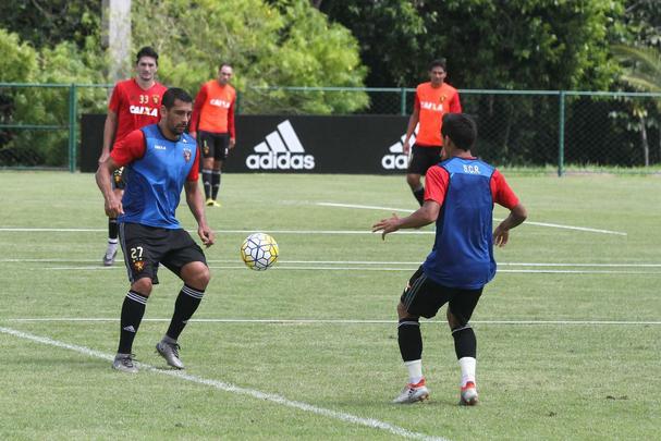 Jogadores do Sport fazem trabalho com bola no Centro de Treinamento do clube