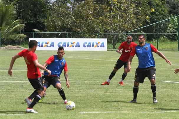 Jogadores do Sport fazem trabalho com bola no Centro de Treinamento do clube