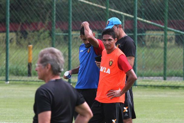 Jogadores do Sport fazem trabalho com bola no Centro de Treinamento do clube
